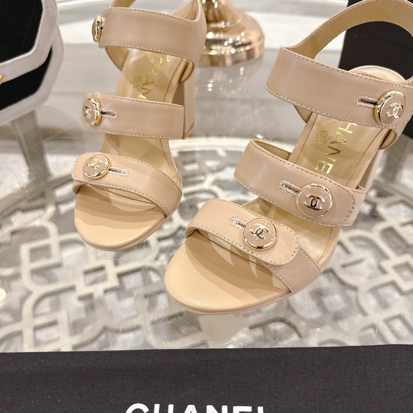 👟👟Ex-factory price 560👟👟 2026SS latest CHANEL Chanel 2026 early spring catwalk new model 🌸️Purchased the original version in Hong Kong and opened the mold exclusively. Top quality % genuine last developed with smooth lines and smooth entry and exit from the counter! Official website 1:1 production. Fabric: Mixed sheepskin imported from Italy & private molded double C buckle and letters are delicate, smooth, shiny and feel great! 💅The fabric and the feet are made of the same material, which is great on the feet! ! ! Color: black/apricot Code number: 34-40 (custom-made sizes 41 and 42 are non-refundable)